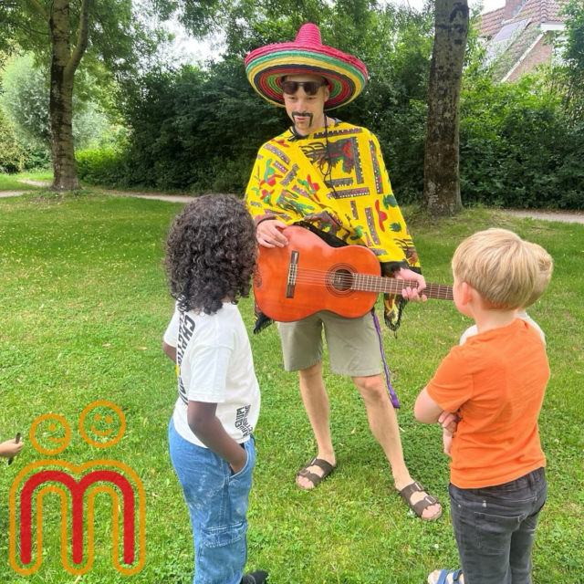 🦊Vossenjacht 2025 🦊

Traditiegetrouw veranderde onze school weer in een waar speurfeest! De kinderen gingen enthousiast op zoek naar de ‘vossen’ die zich overal hadden verstopt, verkleed als vogelspotters, tandarts, sporters, mariachi-muzikant en zelfs als geisha! 👷🏼‍♀️🧑‍⚕️👨🏻‍🌾👘🎸

Met hun speurkaart in de hand hebben de kinderen alle vossen weten te vinden. Weer een enorm fijne afsluiting van het schooljaar! 

Bedankt aan alle ouders en oud-leerlingen die hebben geholpen! 

#zwolle #zwollezuid #kindcentrum #basisschool #demarshofgeeftenergie #zomervakantie #vossenjacht @stichting_ooz