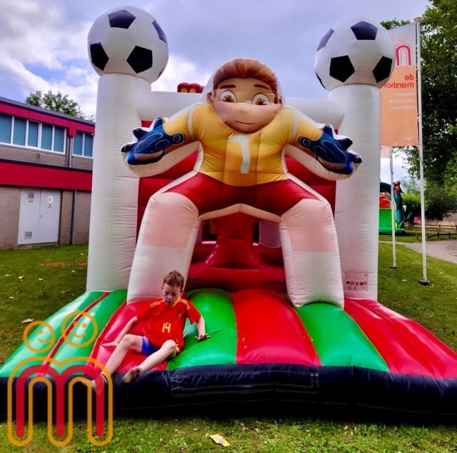 Wat was het een feest vandaag! De hele school stond in het teken van spel en plezier: binnen én buiten werd fanatiek meegedaan aan allerlei leuke spellen: van puzzels tot wedstrijdjes, van teamwork tot uitdagen! En als klap op de vuurpijl: grote luchtkussens waar je niet af wílde! 😄🎈Een ochtend vol blije gezichten!

💛 Een dikke dankjewel aan alle ouders die kwamen helpen. Jullie enthousiasme en inzet maakten deze ochtend tot een groot succes. Samen maken we er iets moois van!

En soms is het ook fijn om met een goede vriend gewoon lekker rustig om je heen te kijken naar alle feestelijkheden. (Laatste foto) 

#eindfeest #kindcentrum #demarshofgeeftenergie #zwolle #zwollezuid @stichting_ooz
