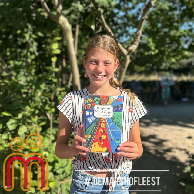Eva geeft deze week een topper van een leestip! Ze koos dit boek omdat ze de omslag alleen al zo enorm gaaf vindt. Gemaakt door onze eigen Zwolse @yokoheiligers! 

De 11-jarige Violet Sopjes zit in groep 7 en bedenkt op een dag dat ze met iedereen uit haar klas een keer wil spelen. Het maken van contact wordt ook gestimuleerd door haar therapeut, want dit vindt ze nog lastig. Ze pakt stiekem de namenlijst van de juf en hangt deze op haar kamer. Hoe gaat ze deze lijst afwerken? Gewoon bij nr. 1 beginnen? Alfabetische volgorde? Violet houdt van structuur en duidelijkheid in haar hoofd en laat niks aan het toeval over. 

In ieder hoofdstuk neemt Violet ons mee naar een speelafspraakje en die zijn bijzonder te noemen. Ze maakt van alles mee en alle belevenissen noteert ze in haar schriftje als bewijsvoering voor de therapeut. 

Als je in dit boek begint, wil je het niet meer wegleggen! Geschreven door @davidvlietstra en uitgegeven door @gottmerkinderboeken. 

📸 Laat zien waar jij leest deze zomer en gebruik #demarshofleest

#vakantielezen #zomerlezen #leesplezier #demarshofgeeftenergie #bookstagram #boekentip #jeugdliteratuur #boekinelkehoek