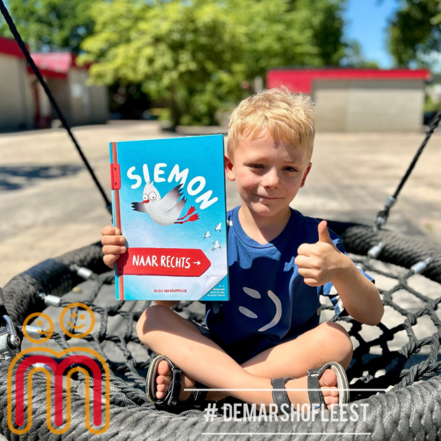 De boekentip van deze week is een interactief prentenboek vol humor en herkenning! Voor kinderen wordt meteen duidelijk waarom het belangrijk is het verschil tussen links en rechts te weten. 😆

De leesfanaat op de foto zegt er dit over: “Dit is een heel grappig boek over Siemon. Hij weet het verschil niet tussen links en rechts en dan gebeuren er allemaal grappige dingen.”

Wist je dat elke dag 15 minuten lezen een wereld van verschil kan maken voor je kind? ✨Lezen vergroot de woordenschat, versterkt het concentratievermogen én stimuleert de fantasie. 💭

👨‍👩‍👧 Tip voor thuis: Maak van lezen een gezellig moment samen. Samen op avontuur in een boek! 🚀📖

#leesplezier #opgroeienmetboeken #basisschool #oudersvannu #samenlezen #voorlezenisleuk #lezenisfeest #zwolle #zwollezuid #siemonnaarrechts #boekentip #demarshofleest #demarshofgeefenergie #boekinelkehoek @nicolevanbrummelen @lsuitgeverij