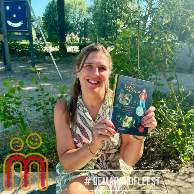 De boekentip van deze week komt van juf Yvette! 

Sara’s Mysteries is een meeslepend en origineel boek gericht op kinderen (ongeveer 9-13 jaar), maar stiekem ook leuk voor volwassenen. Het is gebaseerd op de gelijknamige podcast. In elke aflevering helpt presentatrice Sara de Monchy kinderen met het oplossen van een mysterie uit hun eigen leven. Wie zijn mijn geheimzinnige buren? Wat betekent het Congolese slaapliedje dat mijn vader altijd voor mij zong? Van wie is dat afgelegen schuurtje? Loopt er een lynx in het bos?

Sara gaat altijd serieus om met de vragen van de kinderen. Ze luistert goed, stelt slimme vragen en laat merken dat elk mysterie belangrijk is, hoe klein of vreemd het ook lijkt. Daarbij duikt ze soms verrassend diep in het verhaal en schakelt experts of getuigen in om het raadsel te ontrafelen.

De verhalen zijn spannend, grappig en soms zelfs een beetje ontroerend. Bovendien laat het boek kinderen nadenken, kritisch luisteren en stimuleert het hun nieuwsgierigheid en fantasie.

Aanrader voor: nieuwsgierige kinderen, jonge speurneuzen en ouders die samen met hun kind iets leuks én leerzaams willen lezen.

Heb jij ook nog een mooie boekentip? Stuur het ons in een DM! 

#vakantielezen #zomerlezen #leestip #boekentip #leesplezier #sarasmysteries #demarshofleest #demarshofgeeftenergie #boekinelkehoek #boekstagram #bookstagram @sarademonchy @uitgeverijblauwgras