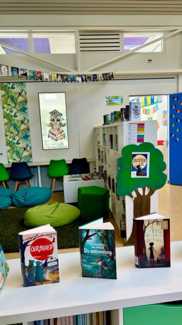 De @kinderboekenweek is vandaag geopend! De kinderen gaven bij binnenkomst aan van wat soort avonturen ze houden. Humoristische avonturen of juist sportieve avonturen? Of toch griezelige avonturen? Daar kregen ze direct boekentips voor! Ook werd er nog een boekenspeurtocht gedaan in de hele school met als cadeau een nieuw boek! 

#kinderboekenweek #leesplezier #boekenspeurtocht #mariekeversleijen #boekpromotie #kindcentrum #zwolle #zwollezuid #boekinelkehoek