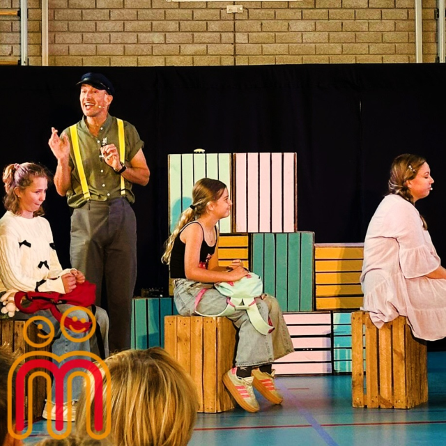 Vandaag keken de groepen 4 t/m 8 naar de voorstelling ‘Pelle wil op reis’, gespeeld door theatergroep Maan. Pelle wil avonturen beleven en op reis naar het zuiden, maar vader vindt dat maar niks. Toch gaat ze en beleeft van alles. De kinderen uit groep 7 en 8 hadden zelf ook een rol in het toneelstuk tot grote verrassing van de rest. Dat maakte het extra leuk. Een succes dus!

#zwolle #zwollezuid #maantheater #kindcentrum #kinderboekenweek #volavontuur #boekinelkehoek