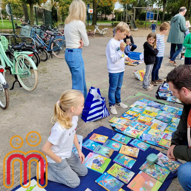 Donderdag was onze jaarlijkse boekenmarkt weer. Het was gelukkig droog dus iedereen kon buiten de kleedjes op het plein leggen. Het was gezellig druk en er werd goed gekocht en verkocht.

Ook bij de tafel met boeken die gratis meegenomen mochten worden, waren veel kinderen en ouders een boek aan het uitzoeken, erg leuk!

We wensen iedereen veel leesplezier toe met de nieuwe aanwinsten! 📚

#leesplezier #boekenmarkt #bookstagram #zwolle #zwollezuid #kindcentrum #basisschool #boekinelkehoek #demarshofleest #kinderboekenweek