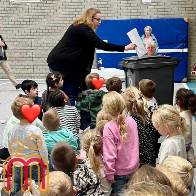 Vandaag gingen de kinderen samen met hun juf/meester kijken bij het stembureau in onze school. Zo konden ze met eigen ogen zien hoe mensen hun stem uitbrengen en hoe verkiezingen werken. 🇳🇱✨

Door samen te praten over kiezen, democratie en inspraak, leren de kinderen dat hun stem later ook telt en dat ze onderdeel zijn van onze samenleving. 🌍🤝

#burgerschap #verkiezingen #stemmen #democratie #onderwijs #samenleren #toekomst #kinderparticipatie @stichting_ooz @leskracht