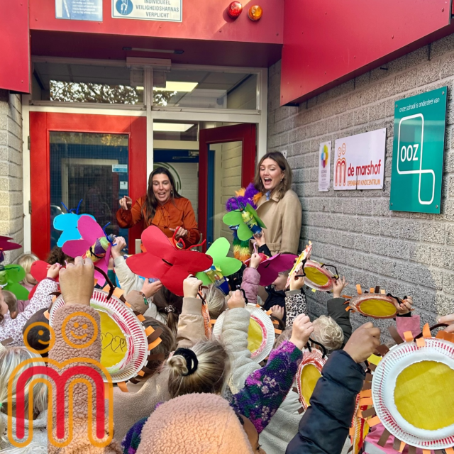 Vandaag vieren we Sint Maarten! 🌟 Een prachtig feest dat draait om delen, licht en vriendelijkheid. Kinderen trekken vanavond met hun zelfgemaakte lampionnen langs de deuren om liedjes te zingen en lekkers op te halen 🍬🍎. Een mooie traditie vol gezelligheid en saamhorigheid.

De kleuters gingen vanmiddag al met hun lampion langs juf Yvette waar ze prachtig voor haar zongen en natuurlijk iets lekkers kregen. We wensen al onze leerlingen, ouders en buurtbewoners een gezellige en vrolijke Sint Maarten! ✨

#leskracht #zwolle #zwollezuid #sintmaarten #samenvieren #basisschool #kindcentrum #demarshofgeeftenergie