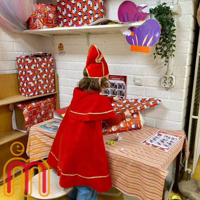🎁✨ Hij komt, hij komt…. die lieve goede Sint! ✨🎁

Wat is het toch heerlijk gezellig op de Marshof in deze sinterklaasperiode! De gangen ruiken naar speculaas, overal hoor je vrolijke liedjes en de kinderen kunnen niet wachten tot Sinterklaas op school komt. 

Vandaag hadden we een enorm leuk pietencircuit, waarbij alle kinderen van groep 1 t/m 8 door elkaar heen allerlei activiteiten deden. Wat een feest! 🤩
🟤 Pepernoten sjoelen
🎨 Speculaaspop versieren
🤸 Pietengym (springen, klimmen, balanceren. Echte pieten in de dop!)
🍫 Chocoladeletters knutselen
🎉 En natuurlijk een gezellige bingo met prijsjes
Prachtig om te zien hoe zorgzaam de oudsten zijn voor de jongsten. Daar zijn wij enorm trots op! Alle ouders heel erg bedankt voor jullie hulp. 

Wees welkom op de Marshof Sinterklaas. ❤️ Wij zijn er klaar voor.

#sinterklaas #zwolle #zwollezuid #kindcentrum #basisschool #demarshofgeeftenergie